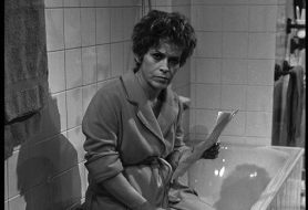 Franca-Valeri-in-bagno-con-accappatoio