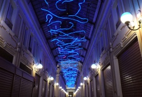 06_Marco-Gastini_L_energia-che-unisce-si-espande-nel-blu-©Luci-dArtista-Citta-di-Torino-foto-di-Max-Chicco
