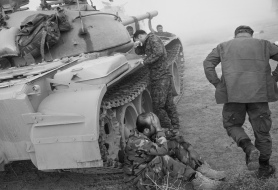 Kurdish Peshmerga mourn the death of a companion, killed by an ISIS sniper. Mosul, Iraq, 2016

Peshmerga curdi piangono la morte di un compagno,
ucciso da un cecchino dell’ISIS. Mosul, Iraq, 2016