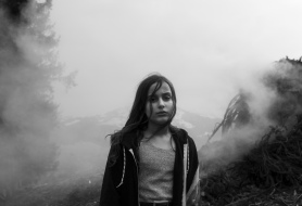 Family quarantining in the mountains during the Covid-19 pandemic. Luna, 10. Switzerland, 2020

Luna, 10 anni, ritratta durante il periodo di quarantena in famiglia. Svizzera, 2020