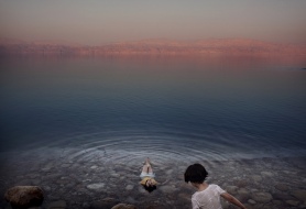 Palestinian girls floating on the waters of the Dead Sea. West Bank, 2009

Ragazze palestinesi si bagnano nelle acque del Mar Morto. Cisgiordania, 2009