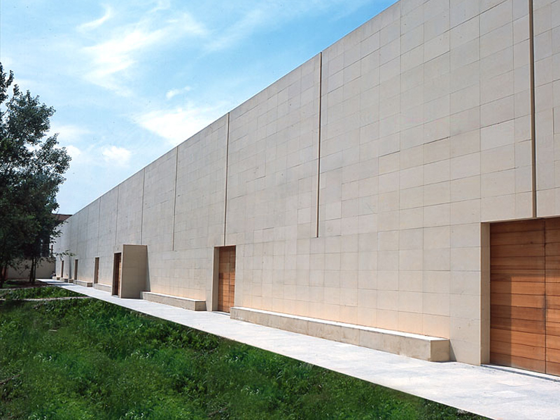La Fondazione Sandretto Re Rebaudengo riapre al pubblico in totale sicurezza dopo i mesi di chiusura dovuta all’emergenza sanitaria. Lunedì 18 maggio, con una riapertura speciale rispetto ai giorni consueti, la Fondazione si unisce simbolicamente a tutti quei musei e quegli spazi espositivi che riprendono la loro attività nel nostro Paese.