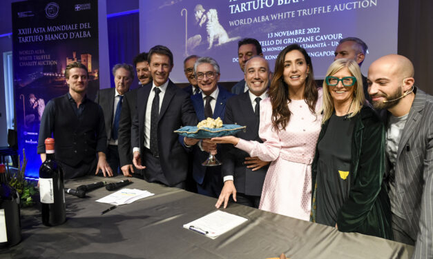 Vola a Hong Kong il tartufo dei record da 184.000 euro Alla XXIII Asta Mondiale del Tartufo Bianco d’Alba