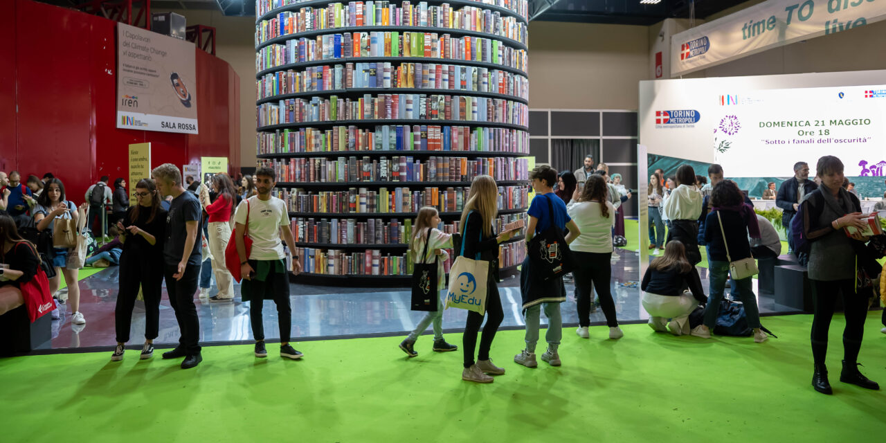 Il 21 maggio, quarto giorno del 35° Salone Internazionale del libro, è stato registrato un notevole aumento di visitatori rispetto ai giorni precedenti.
