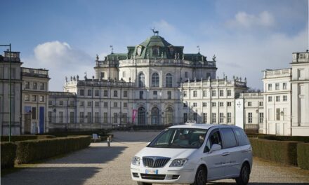 IN TAXI A STUPINIGI PER AMMIRARE LE FOTO DI LEE MILLER