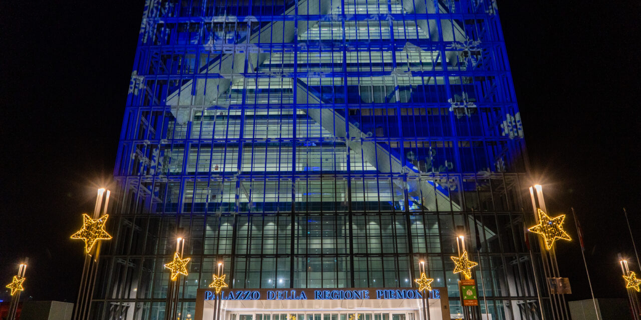 IL GRATTACIELO DELLA REGIONE PIEMONTE DI TORINO SI ILLUMINA PER NATALE