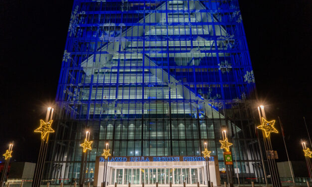 IL GRATTACIELO DELLA REGIONE PIEMONTE DI TORINO SI ILLUMINA PER NATALE