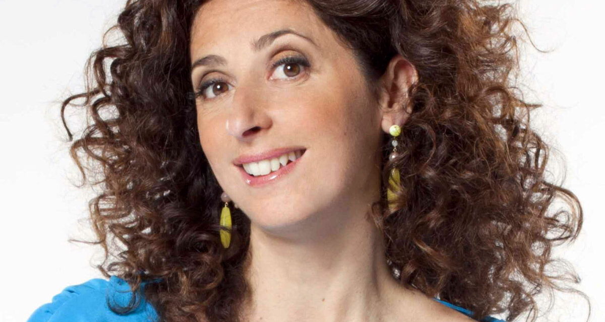 Alla terza serata si replica la simpaticissima idea di trasformare i cantanti in presentatori
