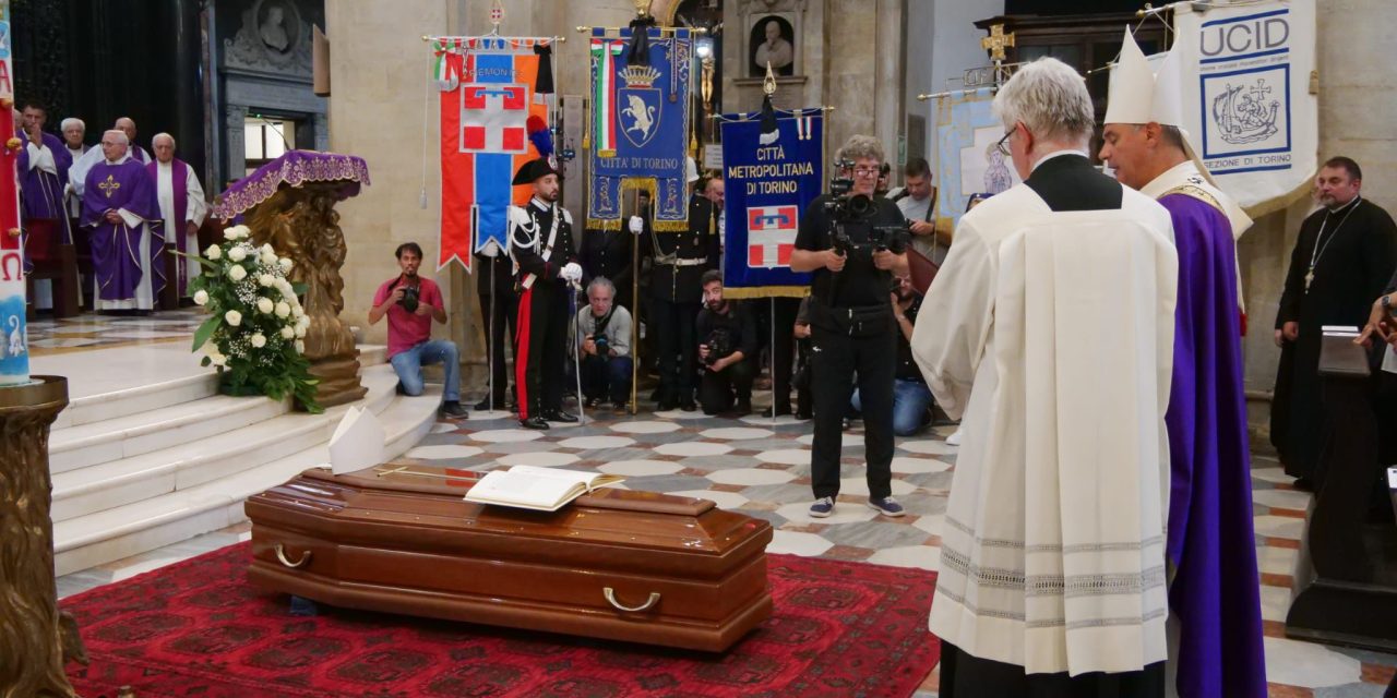 DUOMO DI TORINO GREMITO PER L’ULTIMO SALUTO ALL’ARCIVESCOVO EMERITO CESARE NOSIGLIA
