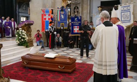 DUOMO DI TORINO GREMITO PER L’ULTIMO SALUTO ALL’ARCIVESCOVO EMERITO CESARE NOSIGLIA