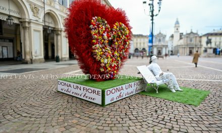 IN PIAZZA SAN CARLO IL GRANDE CUORE DI FIORI DI SAN VALENTINO RACCONTA LA POESIA DELL’ATTESA