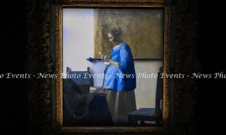 “Incontro con il capolavoro , Vermeer. Donna in blu che legge una lettera dal Rijksmuseum di Amsterdam”