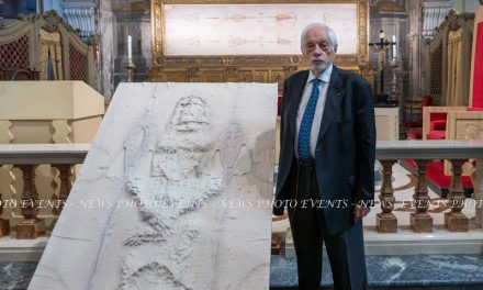 Da oggi la Sindone si tocca con mano