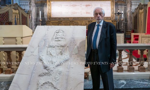 Da oggi la Sindone si tocca con mano
