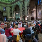 Inaugurazione , cinquecento persone con cinquanta tavoli per una poesia