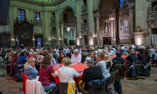 Inaugurazione , cinquecento persone con cinquanta tavoli per una poesia