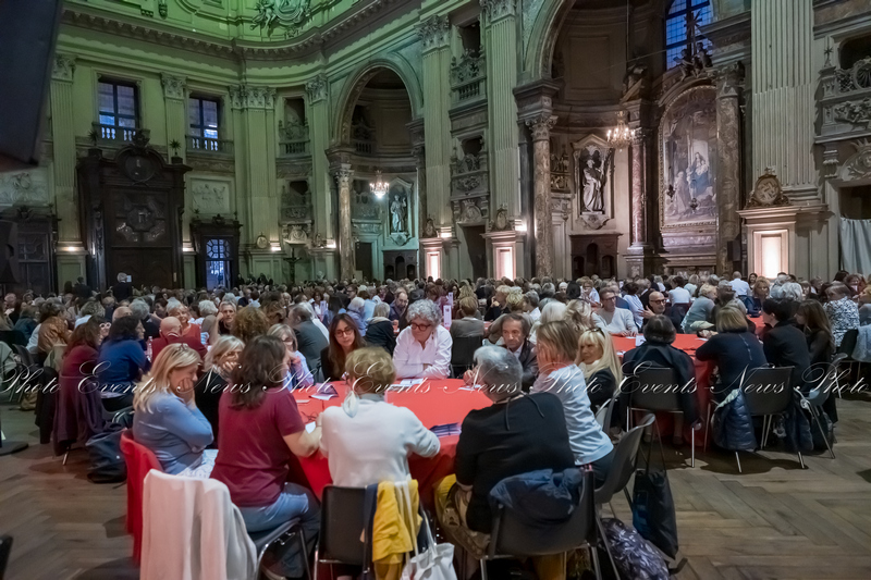 Inaugurazione , cinquecento persone con cinquanta tavoli per una poesia